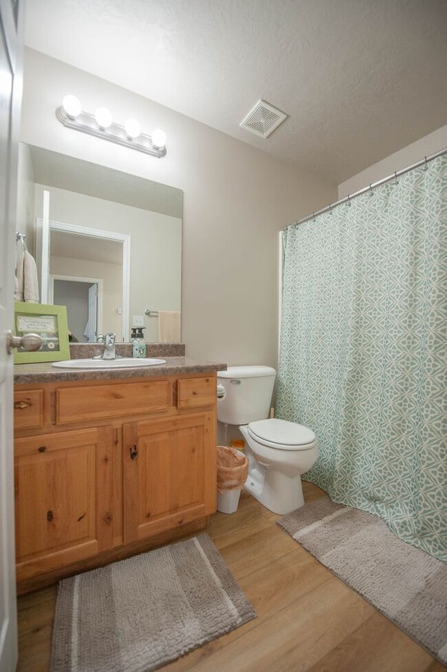 Building Photo - 3 Bedroom/2.5 Bathroom Townhome in Riverton