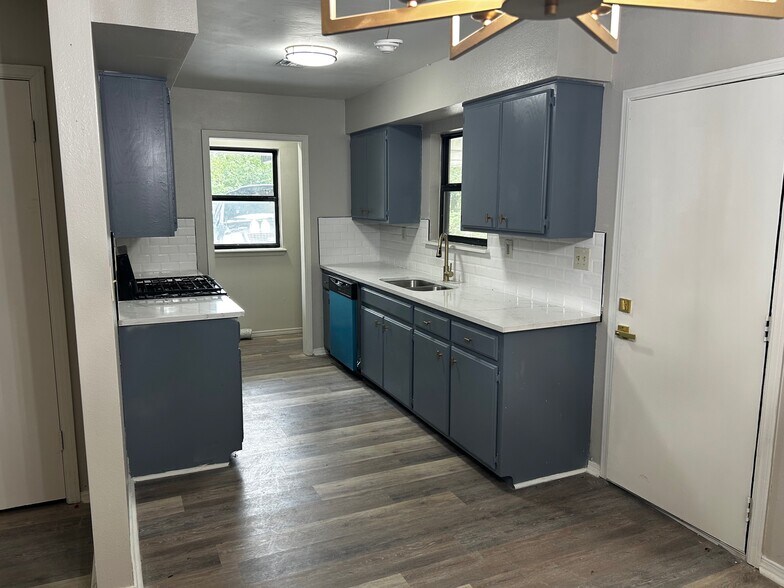 Kitchen - 418 S Park Ave