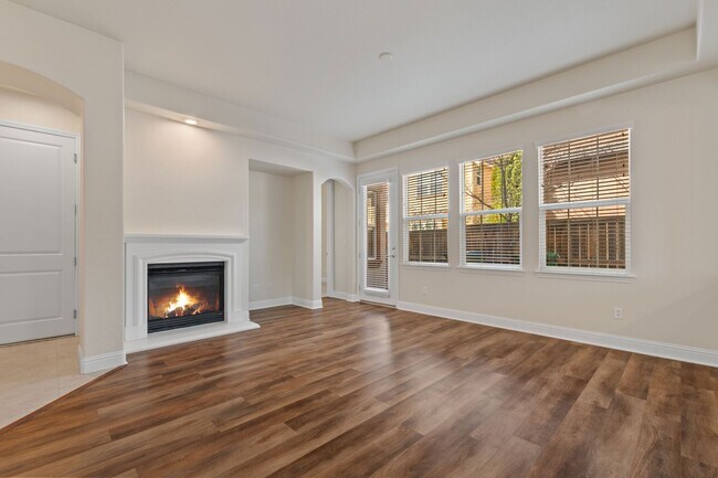 Building Photo - Gated Somersett Home!