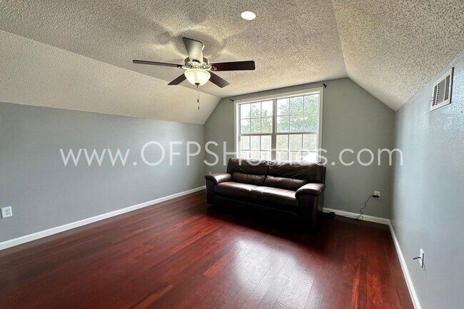 Building Photo - 147 Nicole Ln