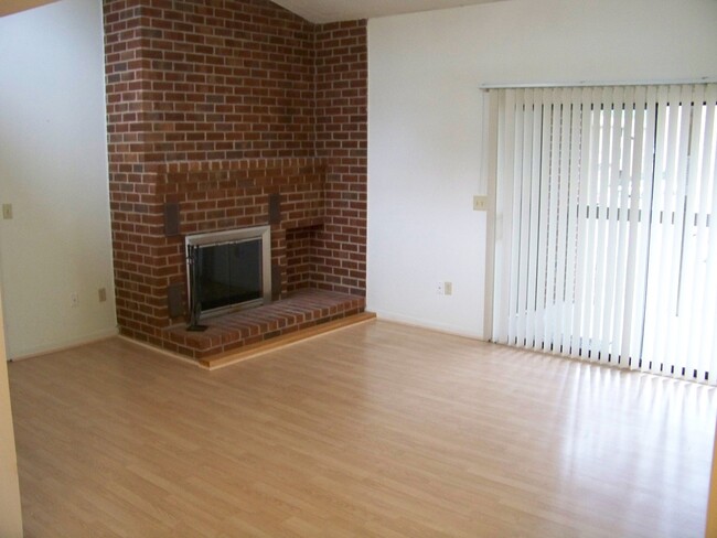 Building Photo - West End Condo--Great Location!