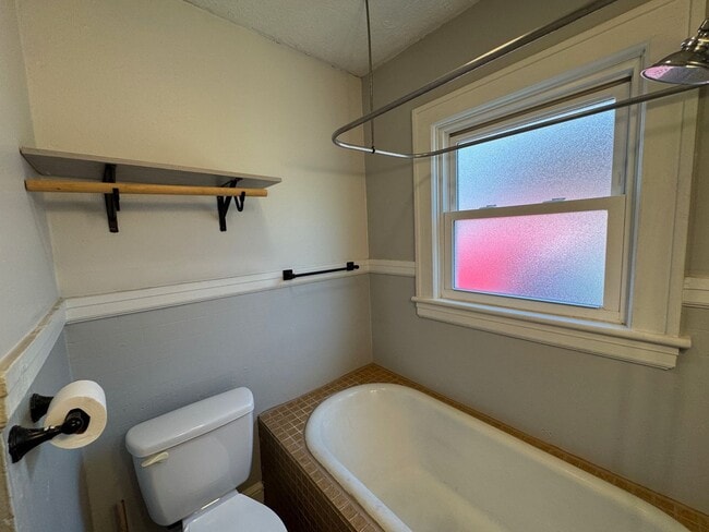 Building Photo - West AVL - Two Bedroom Bungalow Just off H...