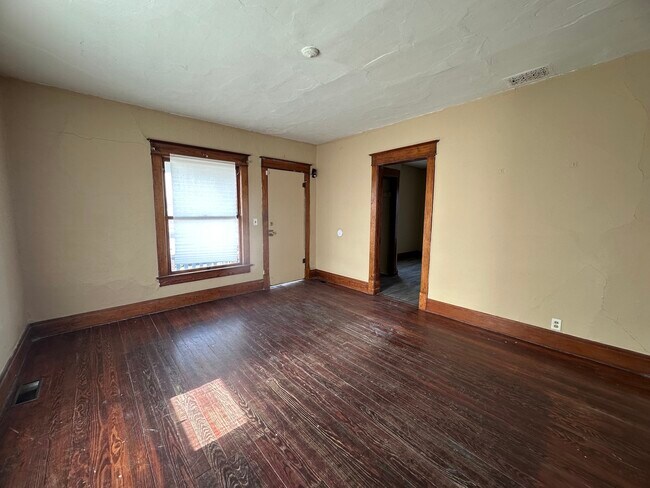 Building Photo - 905 Oak-