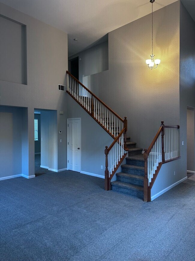 Building Photo - GORGEOUS HOME FOR RENT! NEW CARPET AND PAINT THROUGHOUT! 1 FULL BED AND BATH DOWNSTAIRS!