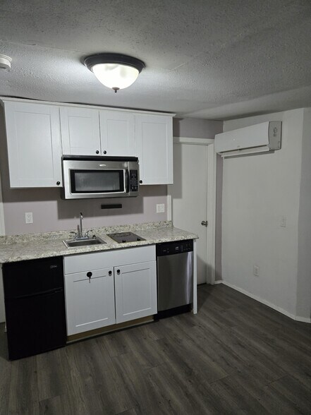 Studio - 4720 SE 52nd Ave