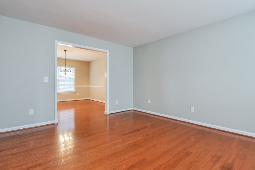 Building Photo - 504 Pyracantha Dr