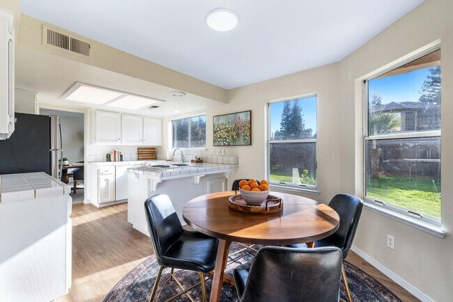 Building Photo - Stunning 4 Bedroom 2.5 bath in Woodward Park area!