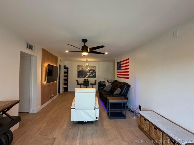 Building Photo - 180 Cypress Club Dr