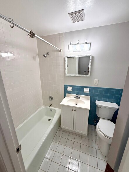 Building Photo - 482 Beacon St