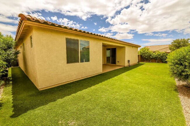 Building Photo - 4 Bedroom with new carpet and new interior paint in Saguaro Trails!