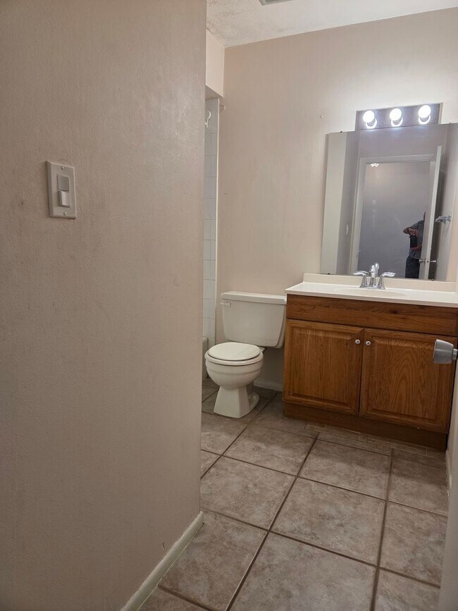 Building Photo - NEW PRICE / Summer Lakes-N Tamiami Trail