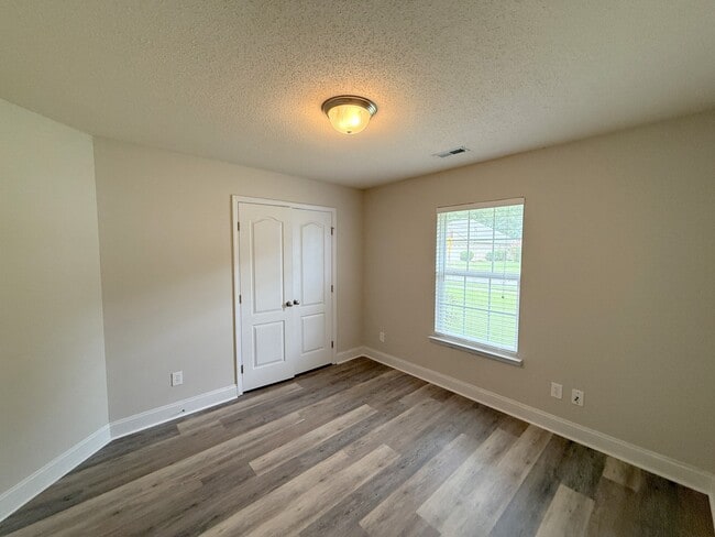 Building Photo - 211 High Green Dr