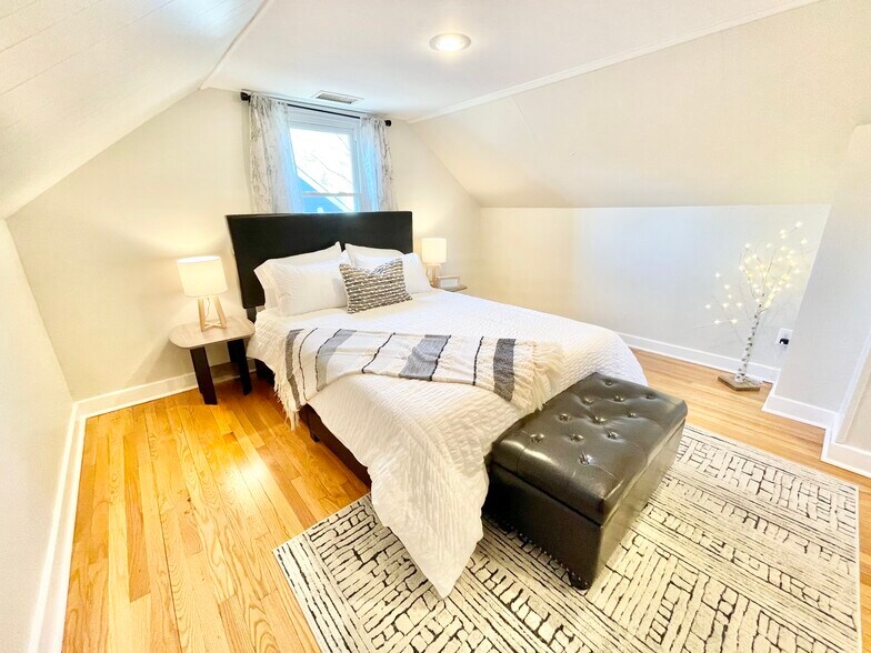 Building Photo - 1325 Willow Dr