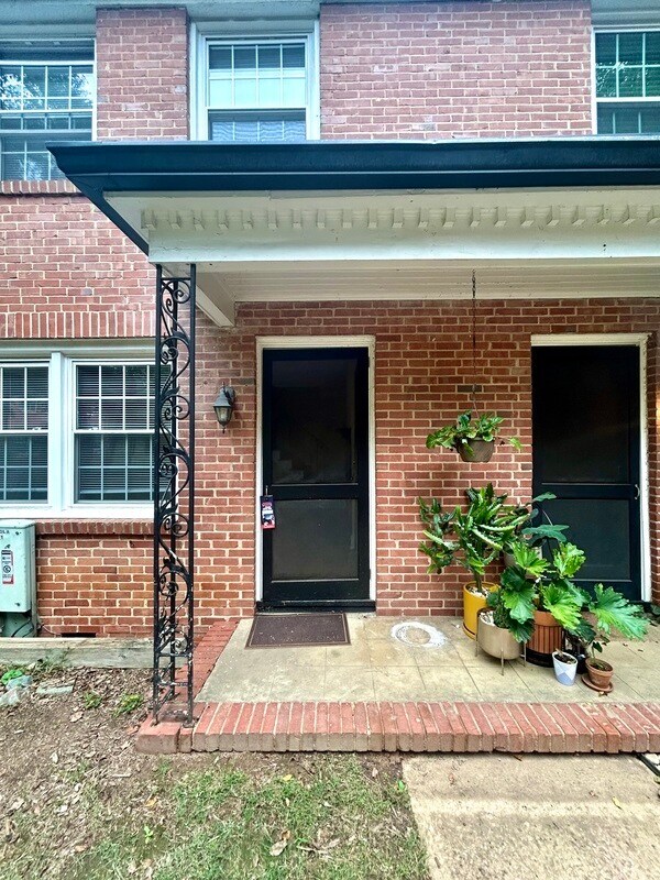 Building Photo - 204 N Laurel Ave