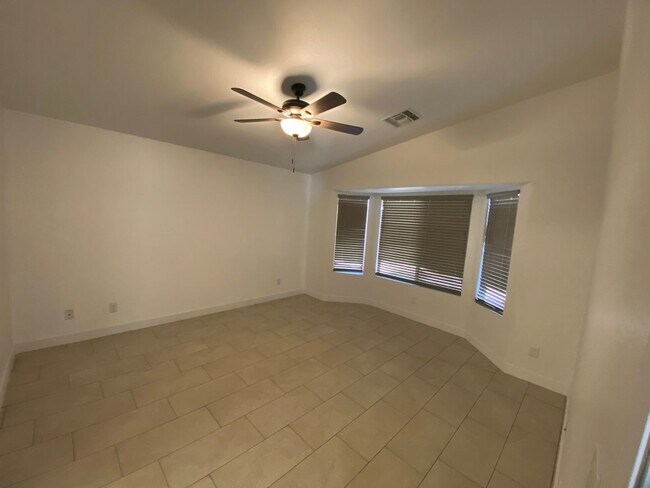 Building Photo - Renovated Super Sharp 3 bedroom, 2 bathroo...