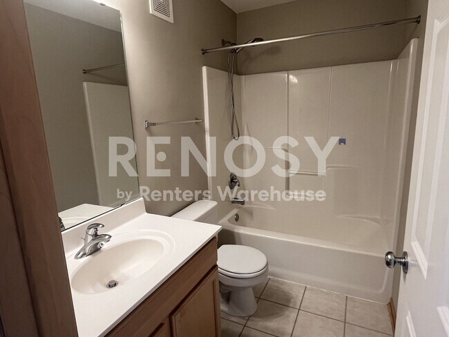Building Photo - Available Now 3 Bedroom 1 Bath 1 Powder Room Townhome in Eden Prairie