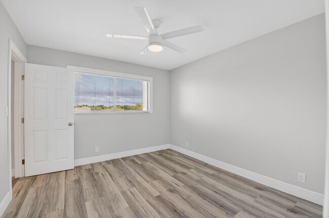 Building Photo - 7076 Huntington Ln