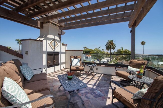 Building Photo - Prestigious Ocean View Retreat – Fully Rem...