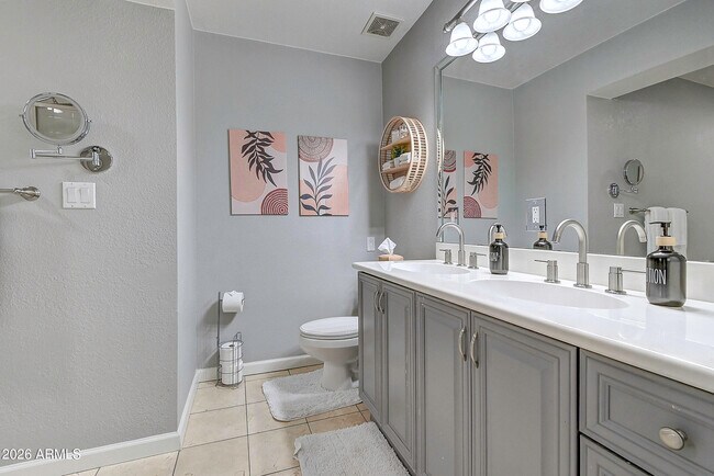 Building Photo - 1027 W 19th St