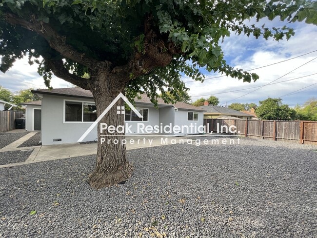 Building Photo - Beautifully Updated 3bd/2ba Home with 2 Car Garage!