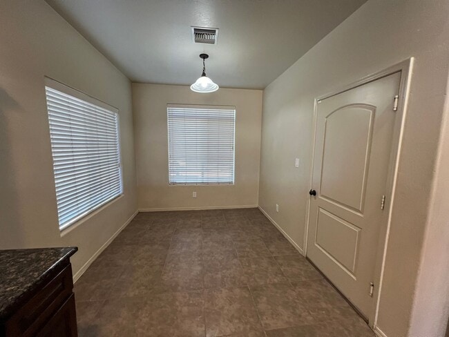 Building Photo - NICE 3 BEDROOM HOME!