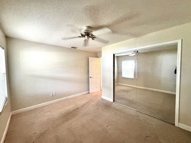 Building Photo - 4818 Breezy Palms Ct