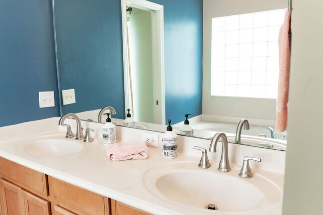 Building Photo - 2009 Paradise Oaks Ct