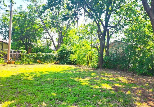 Building Photo - 2 Bed 1 Bath 1 Car  Detached Garage in Chesser Addn Midwest City