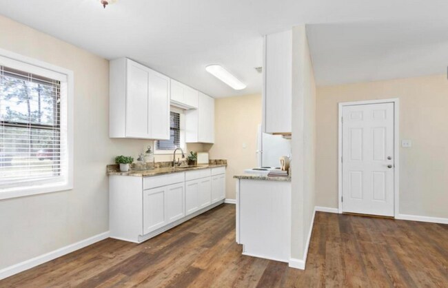 Building Photo - 7811 Pecan Ln