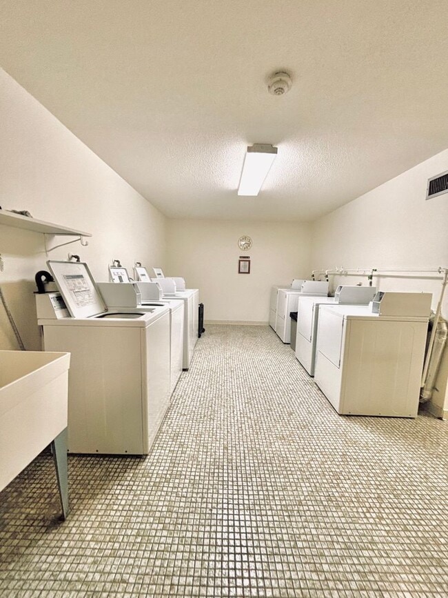 Building Photo - LOCATION LOCATION!  Prime, 1 bed/1 bath Co...