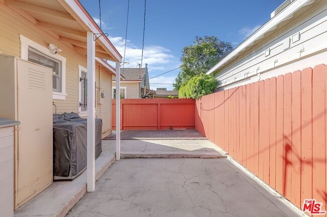 Building Photo - 608 7th Ave