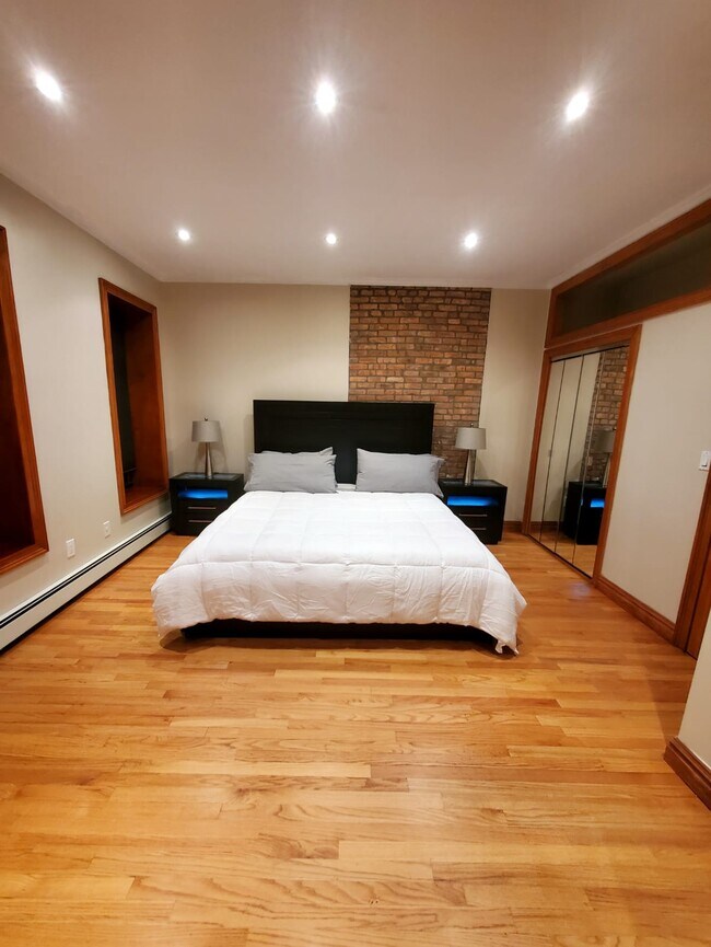 Primary Photo - 698 Lexington Ave