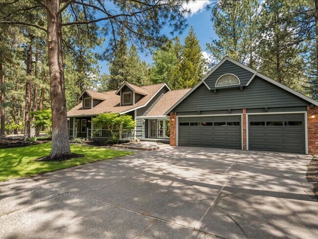 Building Photo - Stunning Custom Home 4 Bedroom in the Gated Mountain High Golf Community!
