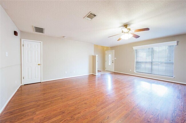 Building Photo - 1010 Laurelleaf Dr