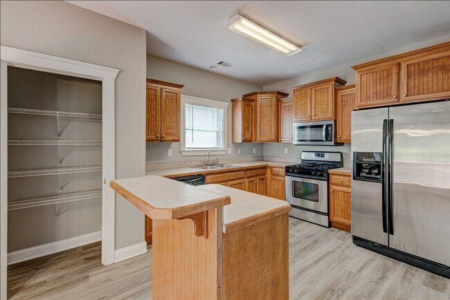 Building Photo - Welcome to this stunning 4-bedroom, 2.5-ba...