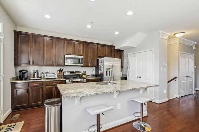 Building Photo - 605 S Cherry Grove Ave