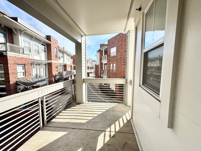 Building Photo - Beautiful 1-Bedroom Corner Unit - Just minutes from Uptown Charlotte!