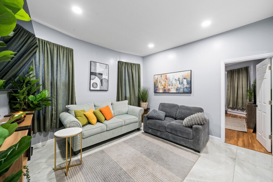 Building Photo - 20 W 48th St