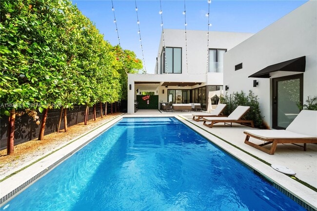 Building Photo - 550 NW 42nd St