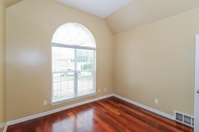 Building Photo - 8423 Shady Elm Dr