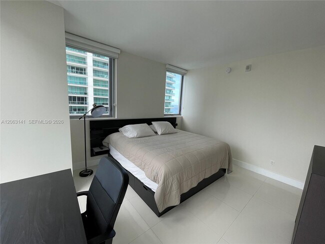 Building Photo - 1300 Brickell Bay Dr