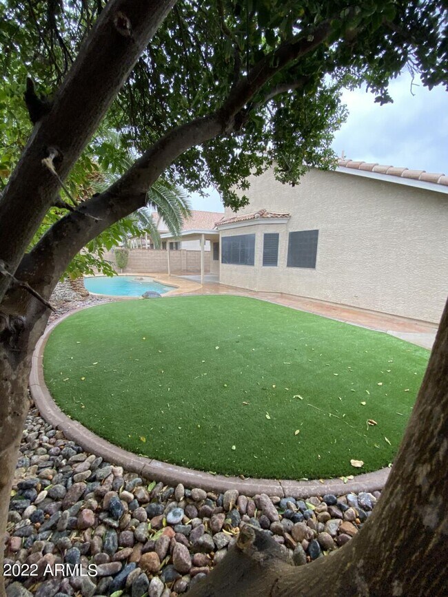 Building Photo - 8937 W Lone Cactus Dr