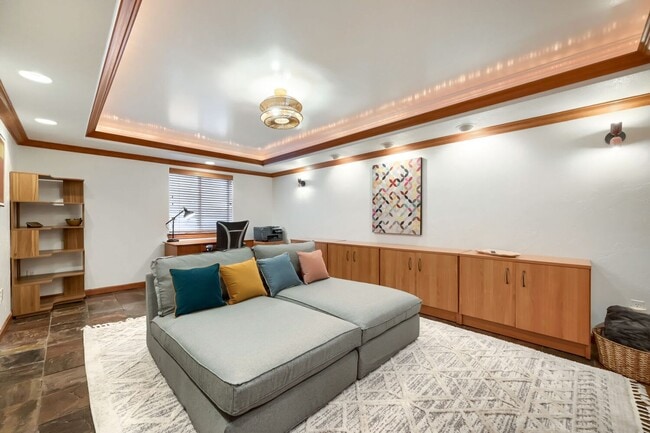 Building Photo - 2 BDR Gorgeous Updated Townhome with Huge Garden