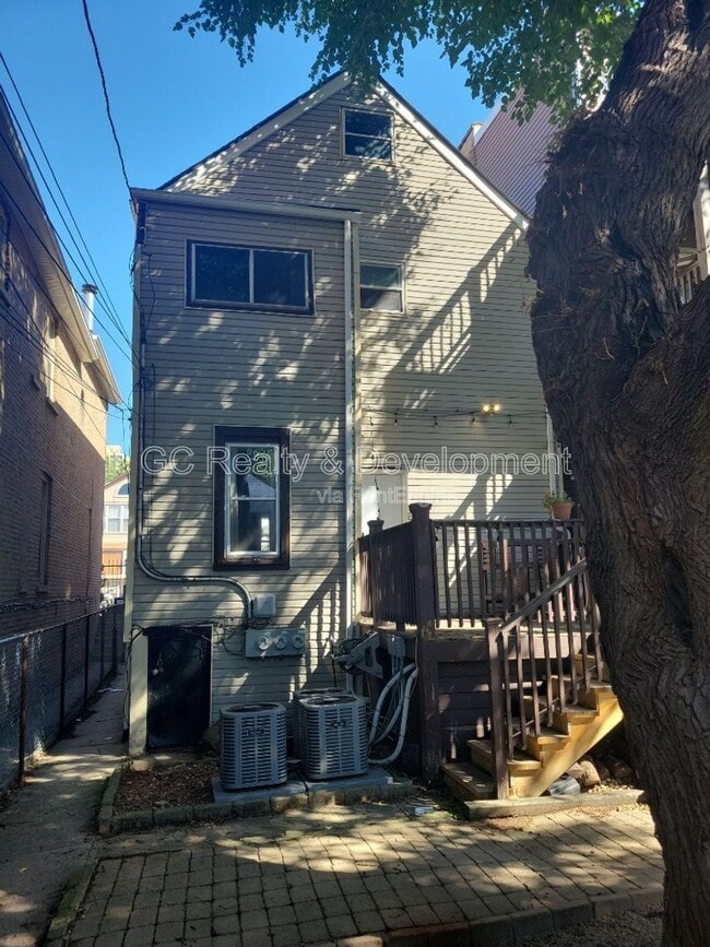 Building Photo - 1455 W Augusta Blvd