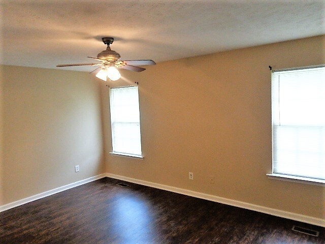 Building Photo - 2935 Greentree Dr
