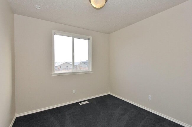 Building Photo - Clean home in Quiet Neighborhood