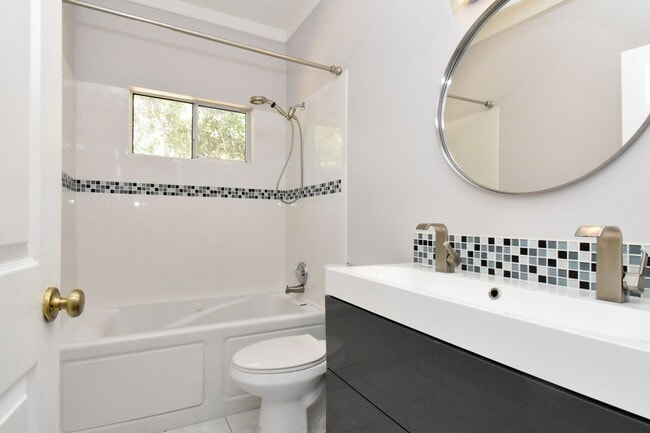 Building Photo - Capri Comfort with Style & Space – NW Gainesville