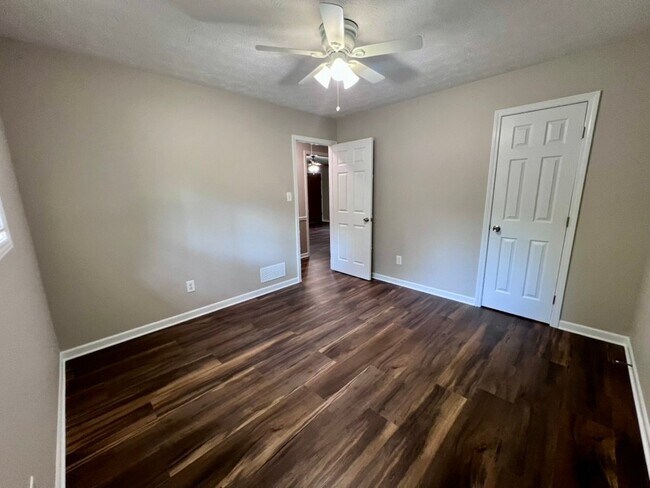 Building Photo - 4862 Valley Dale Dr SW