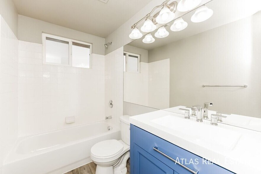 Building Photo - 5566 Vermillion Bluffs Dr