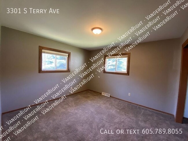 Building Photo - 3301 S Terry Ave